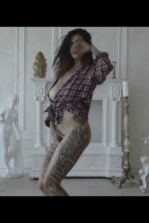 Tombul dövmeli orta yaşlı seksi kadın striptiz yapıyor