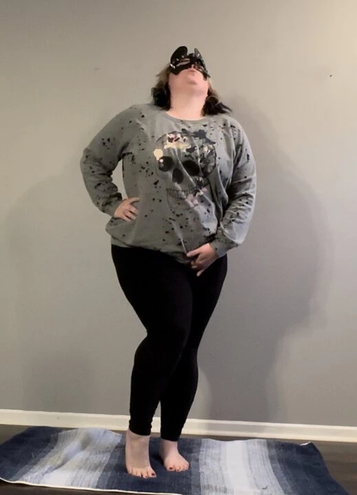 Bu kadar çok şeye sahip olmamalıydım. umutsuzca çişimi tutmaya çalışıyorum