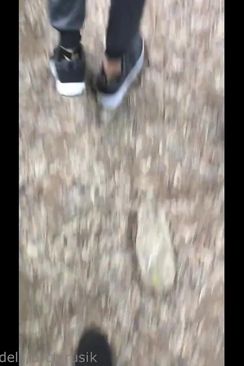 Vay canına, heteroseksüel bir adam bir adamın pantolonuna girdi ve büyük yarağını gördü ve dölle dolu olduğunu gördü ve dölü boşaltmayı teklif etti