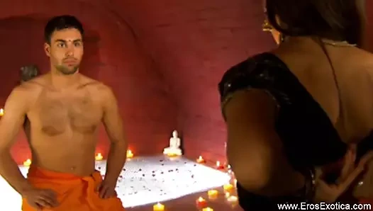 Hintli çiftle sevişiyor