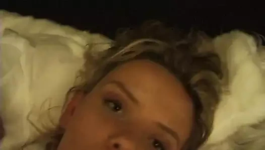 Zaneta'nın sarışın bir fahişe olarak ilk porno performansı