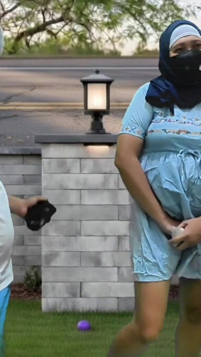 Istri muslim berhijab yang tukang selingkuh pamer memek di depan umum dan nyepong kontol orang asing demi uang viral… | Clip 1