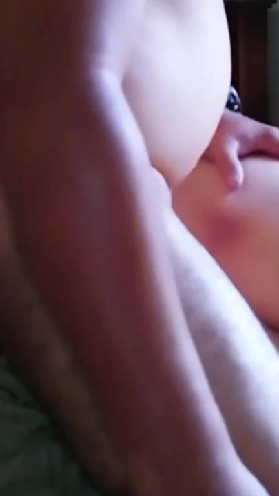 Brezilyalı orta yaşlı seksi kadın komşusu tarafından sikiliyor | Klip 1