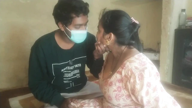 Seksi desi kız büyük boşalana kadar yarak emiyor