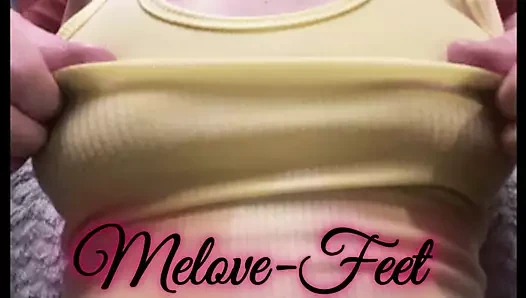 5. naelor melove'un uzun meme uçlarıyla oynuyor