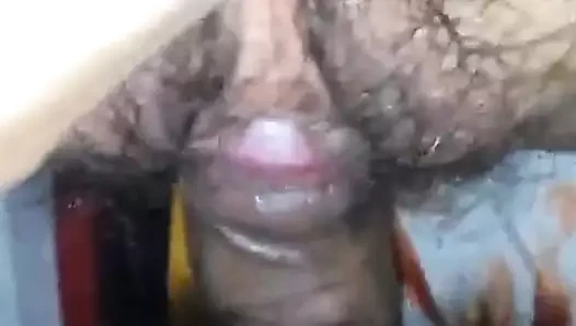 Seks öncesi kıllı amcığı yalıyor