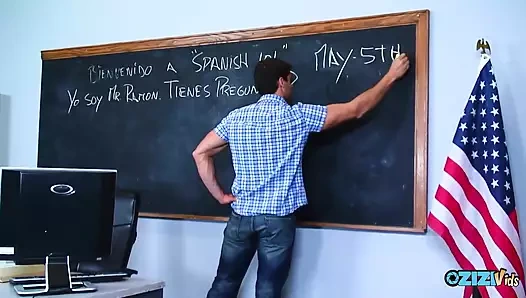 Öğretmen gözaltını yarakla sikilmeye hevesli sarışınla geçiriyor