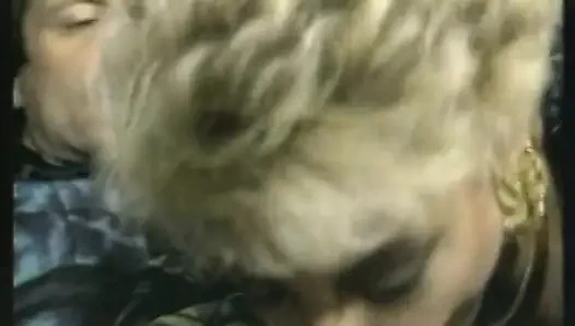 Sıska kaltak iki sikiş deliğini büyük yarak darbeleri ile parçalatıyor