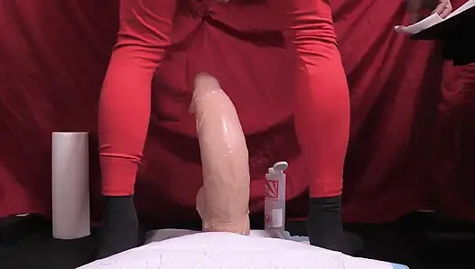 Büyük oyuncağın üstüne çömeliyor