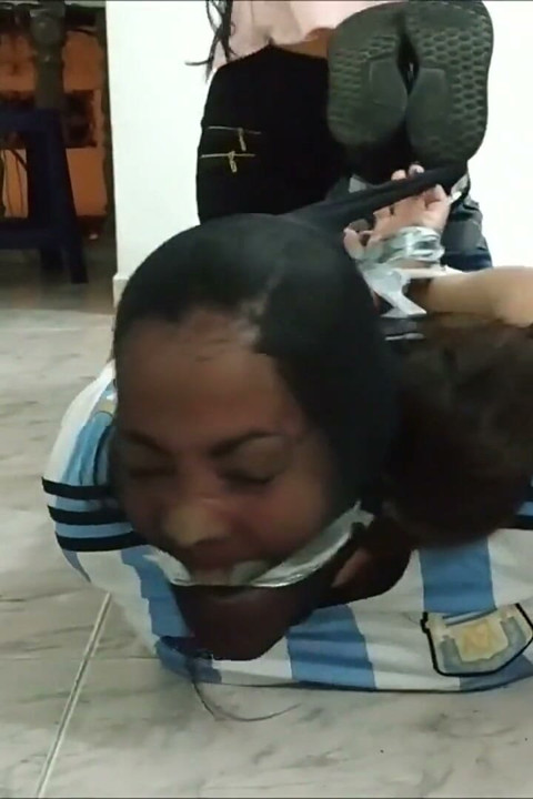 Üvey anneye sahip oluyor: takımla sikişiyor, hogtied ve kötü veletleri tarafından aşağılanıyor!