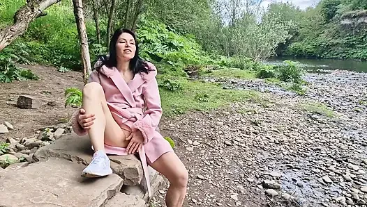 Açık bacaklar açık havada ve işiyor