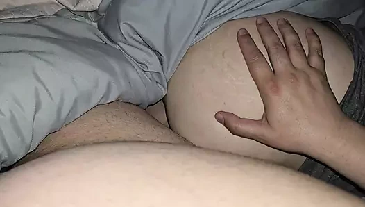 Üvey oğul üvey annesinin büyük beyaz götüne el sürtüyor