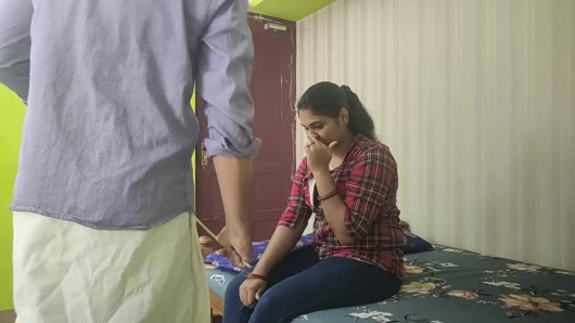 Öğretmen karşı seksin çekimini ve kız öğrencisi, öğretmeni ve öğrencisiyle pratikte nasıl seks yapılıp, ateşli seks yapmayı öğretiyor