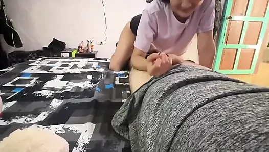 İyi bir yarak için istekli azgın bir üniversiteli kızdan lezzetli sakso