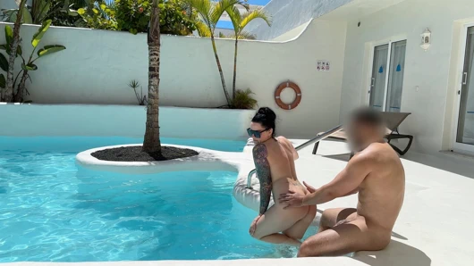 Çıplak havuzda yabancı sperm yuttu