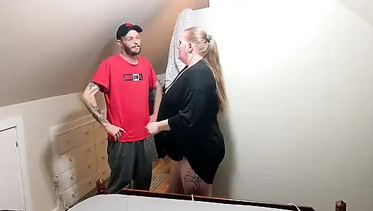 Üvey anne üvey oğlu tarafından aldatırken yakalanıyor ama kadın da onu sikiyor, böylece adam söylemiyor!