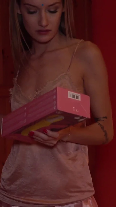 Волнующий момент из "Невестка соблазняет ее JIJU и трахается в ее киску"