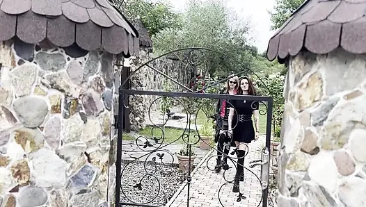 LEZBIYEN ANAL SIKIŞME MAKINESIYLE ESNETIYOR