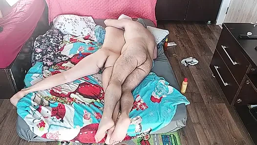Ateşli amatör bir çiftin vücuda yağ ile şehvetli masajı.