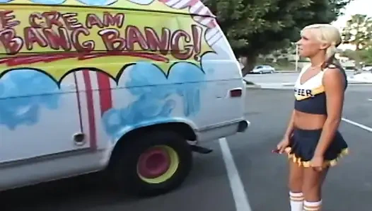 Sapık hatunlar sahne 1_slim sarışın genç dondurma kamyonunda seks yapıyor