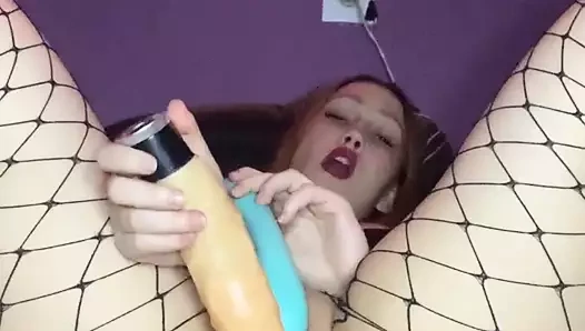 Tavşan kız büyük bir yapay penis ekler