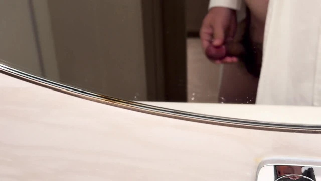 Otelde mastürbasyon yapıyor.