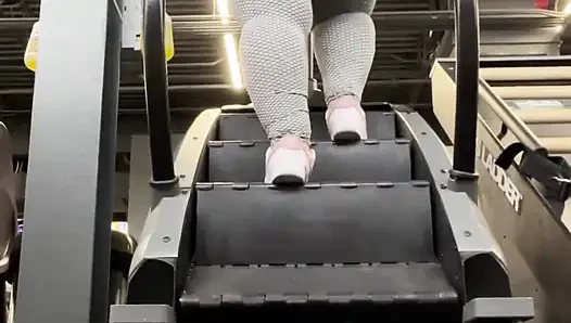 Beni spor salonunda eğitmene yardım eder misin yoksa sadece götümün salsını izler misin?