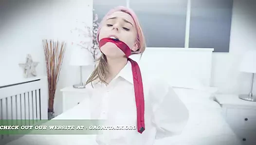 Chloe Toy - esaret altında popster (GagAttack.NL)