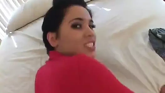 Muhteşem koyu saçlı büyük memeli güzel kadın sıkı küçük amını dolduruyor