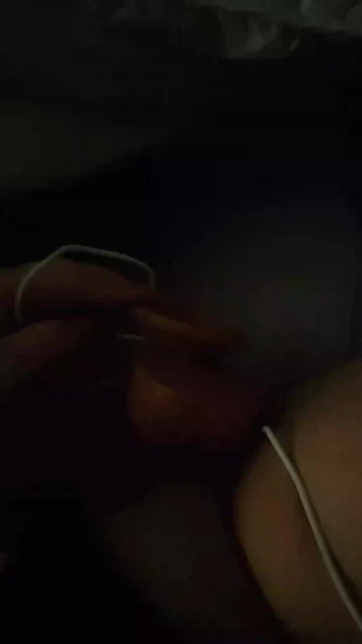 Amcığıma dildo yapmayı, yarağını hayal etmeyi ve inlemeyi duymayı seviyorum