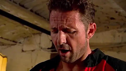 Büyük memeli Noel perisi bodrumda anal sikişiyor