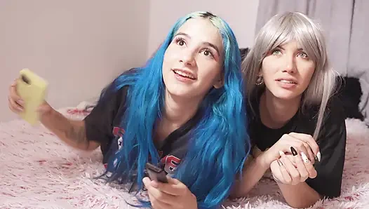 Yenifer ve Min Galilea birlikte mastürbasyon yapıyor. Min Galilea