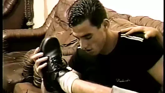 seksi adam bilardo masası üzerinde eğilir ve alır sert horoz yukarı göt