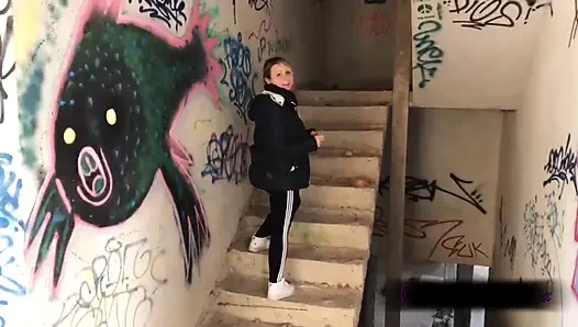 Azgın evli kadın luna terk edilmiş evde yoğun anal seks yapıyor - açık havada bakış açısı gerçek çift