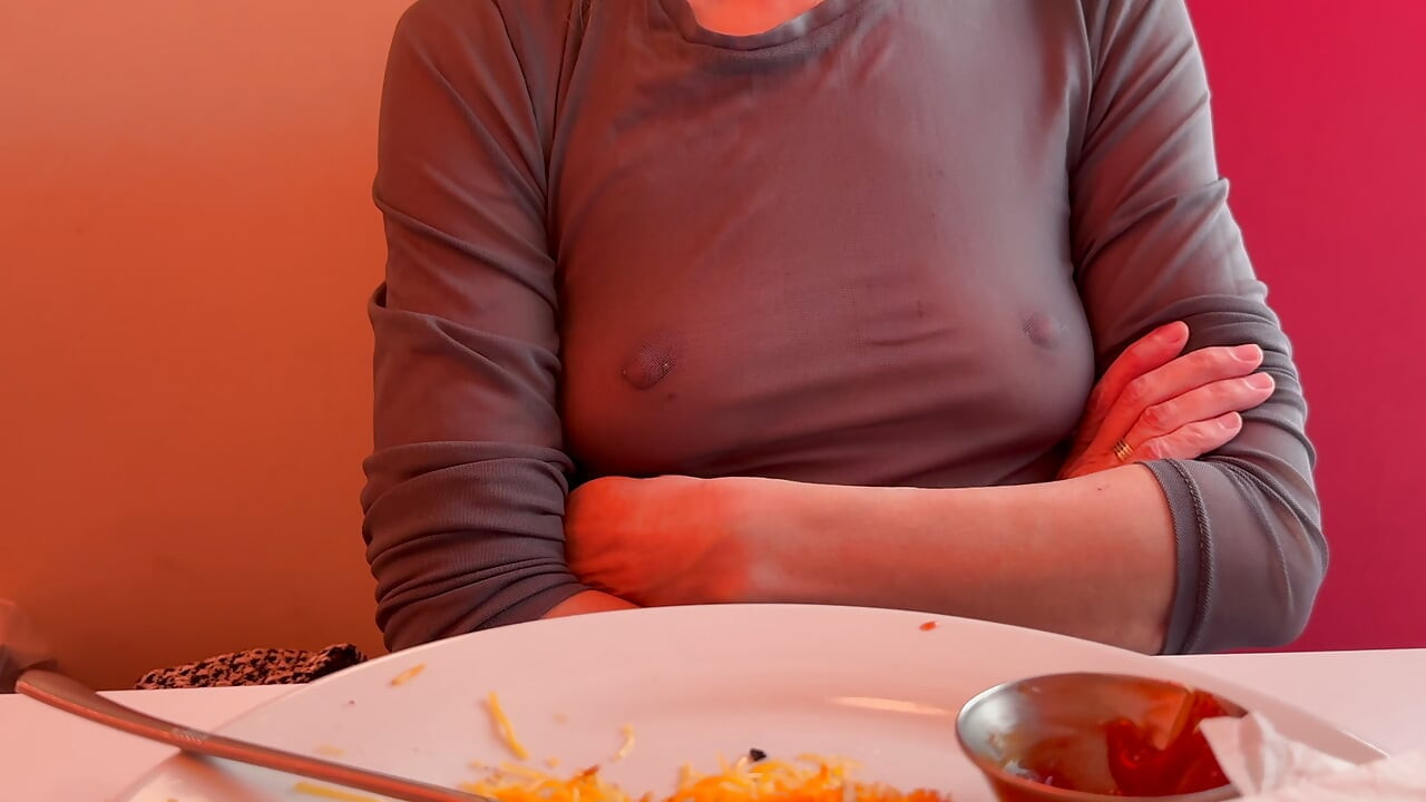 Tamamen dolgun üst giyen bir restoranda öğle yemeği yiyorum pirsingli meme uçlarımı ve seksi göğüslerimi teşhir ediyor