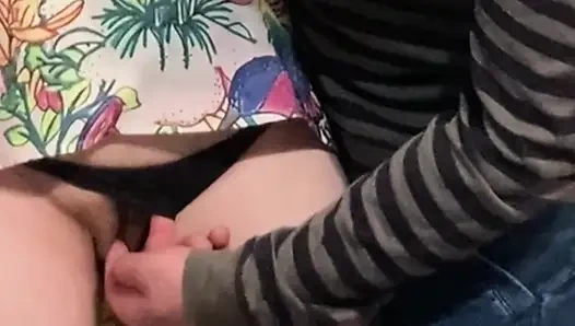 Bu kız herkesin içinde amını ovmama izin veriyor