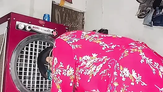 Göt amcık sikiyor yarak emiyor göğüslerini emiyor memeden süt emiyor ve domaltarak yarağa oturuyor ve doğrudan Hintçe seste yatıyor