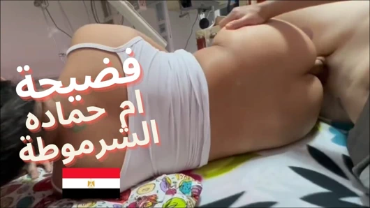 Gerçek ev yapımı seks videosunda Arap Mısırlı aldatan sürtük