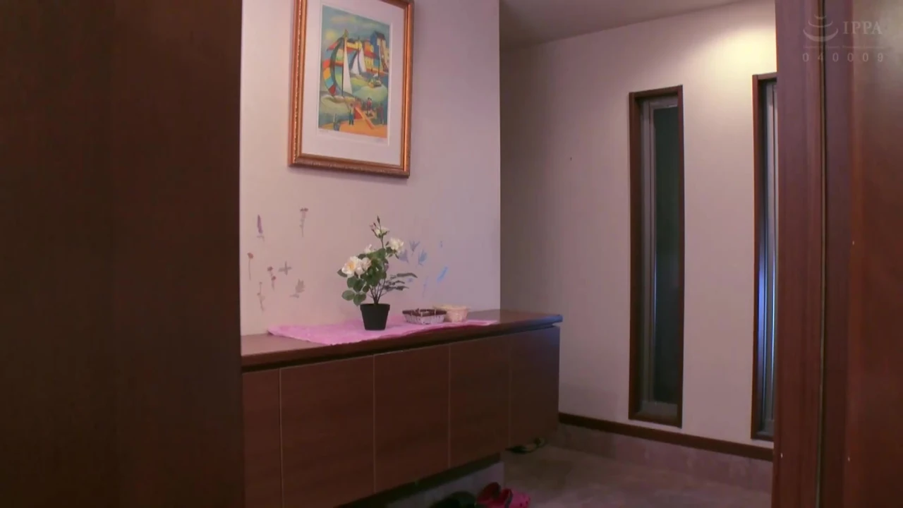 Accidentally trigger the repair man's excitement -  Peeping Wife's Boobs