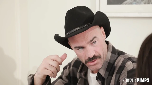 Üvey baba annem kaçtıktan sonra üvey kızını sikiyor!