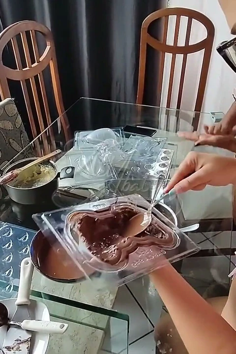 A Kel Abate E a Bruna Carlos Foram Fazer Ovos De Chocolate E Acabaram De Chupando