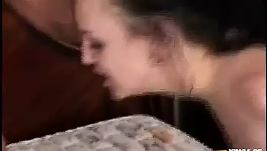 Edepsiz fahişe iki büyük adamdan sert çifte penetrasyon yapmadan önce götüne şaplak atıyor