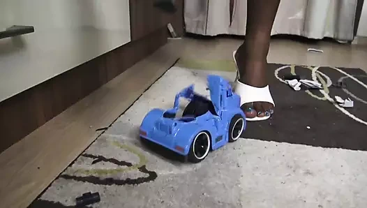 Zenci prenses Estrellas polis arabasıyla eğleniyor!