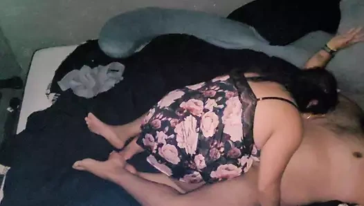 Evli kadın televizyon izlerken azıyor