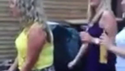 Orta yaşlı seksi kadınlar ateşli dans ediyor:-)