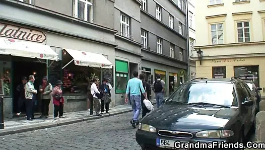 Aldı eski büyükanne her iki ucundan alır