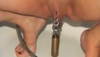 Deldi meme uçları ve kedi olgun köle içinde bdsm eylem