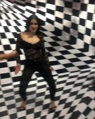 Ariel kış seksi siyah bir kıyafetle dans ediyor