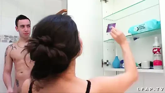 il baise sa belle mere dans la salle de bain