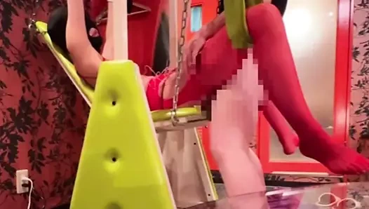 Japon Asyalı sm salıncakta havada süzülen, sm salıncakta binerken iki gonzo, portio çok iyi hissettiriyor